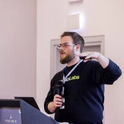 Guillaume Loulier speaking with a SensioLabs sweat shirt