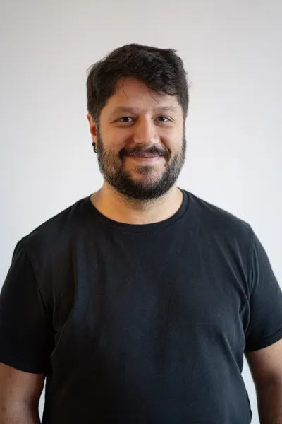 Benjamin Zaslavsky standing in a black t-shirt