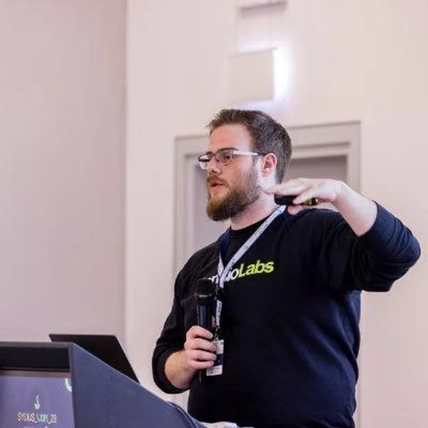 Guillaume Loulier speaking with a SensioLabs sweat shirt