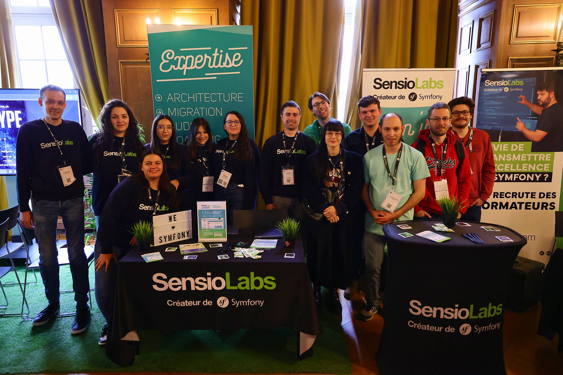 Photo de groupe devant le stand SFLIVE PARIS